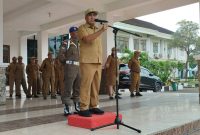 Bupati Edistasius Endi  saat memberikan amanat dalam apel kekuatan di halaman Kantor Bupati Manggarai Barat. (Foto: Tian Candra)