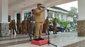 Bupati Edistasius Endi  saat memberikan amanat dalam apel kekuatan di halaman Kantor Bupati Manggarai Barat. (Foto: Tian Candra)