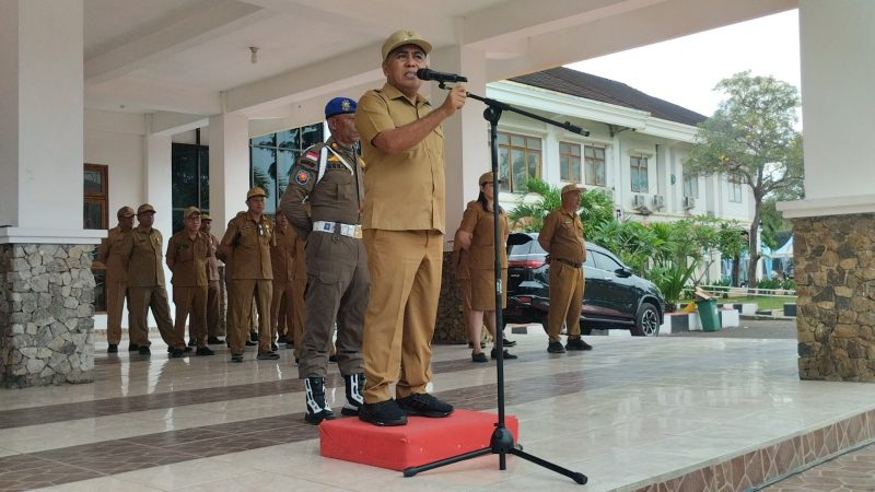 Bupati Edistasius Endi  saat memberikan amanat dalam apel kekuatan di halaman Kantor Bupati Manggarai Barat. (Foto: Tian Candra)