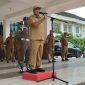 Bupati Edistasius Endi  saat memberikan amanat dalam apel kekuatan di halaman Kantor Bupati Manggarai Barat. (Foto: Tian Candra)