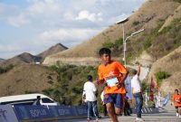 Salah satu peserta Golo Mori Sunset Run tengah menuju garis finis. Dok. Ist