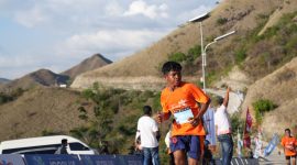 Salah satu peserta Golo Mori Sunset Run tengah menuju garis finis. Dok. Ist