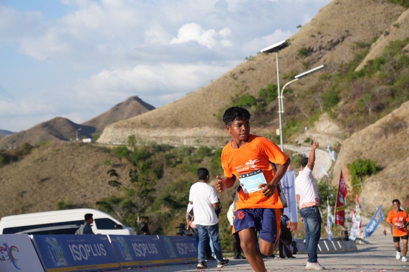 Salah satu peserta Golo Mori Sunset Run tengah menuju garis finis. Dok. Ist